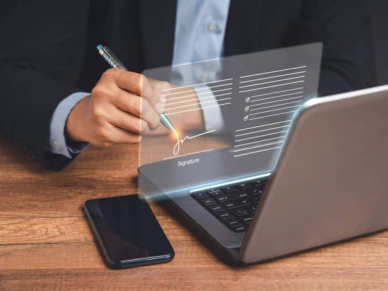 La importancia de la firma electrónica y su uso práctico, de la mano de Customer Comms