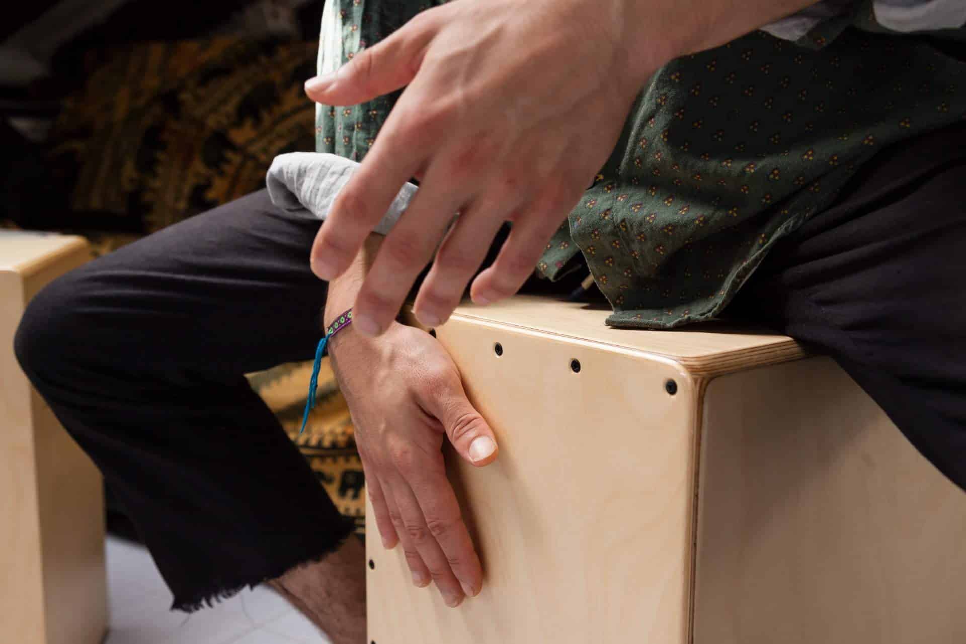 El libro de Música y Maestro permite aprender a tocar el cajón flamenco