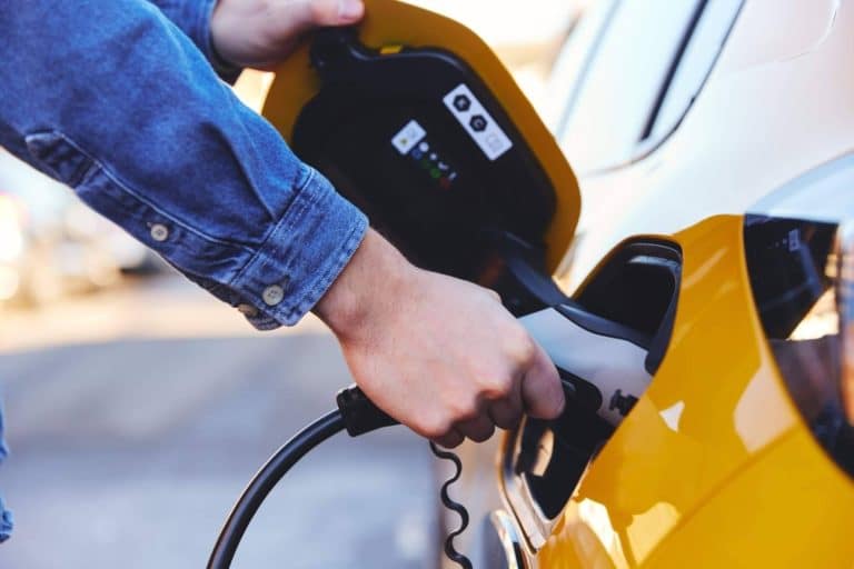 Solar Placa enumera los beneficios de instalar un punto de recarga para coches eléctricos en casa