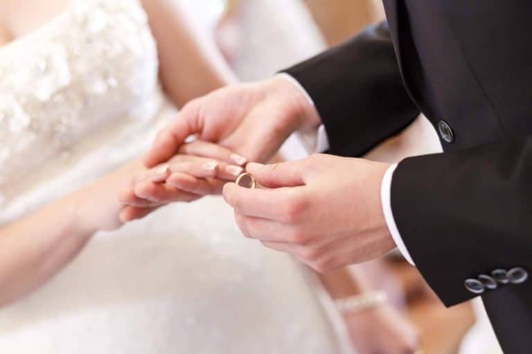 Escoger las alianzas de boda gracias a los consejos de Germán Joyero