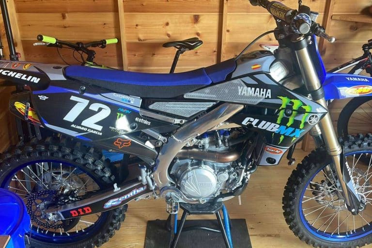 ADHESIVOSSEMBARRADOS ofrece adhesivos personalizados para motos