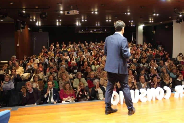 La presentación del libro ‘Las 10 claves del bienestar’ acoge a más de 200 personas