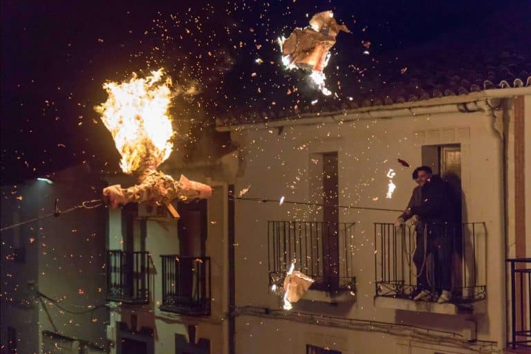 Una ceremonia que marca el final del invierno, Judas y Muñecas en Alamillo