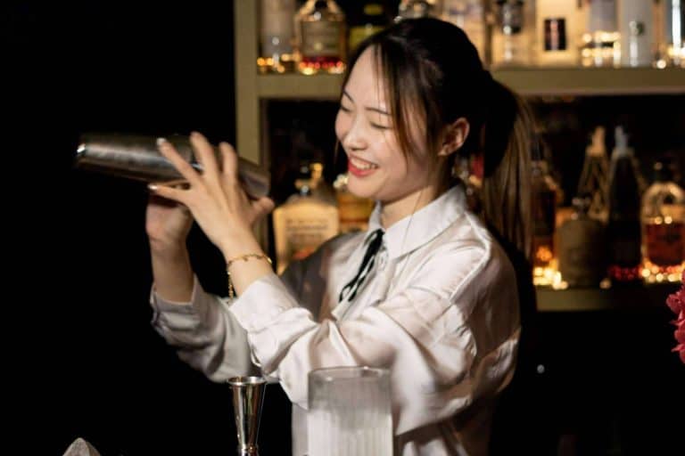 Ofrecer una experiencia auténtica al consumidor con los servicios de bartenders para eventos de la Escuela de Coctelería de Madrid