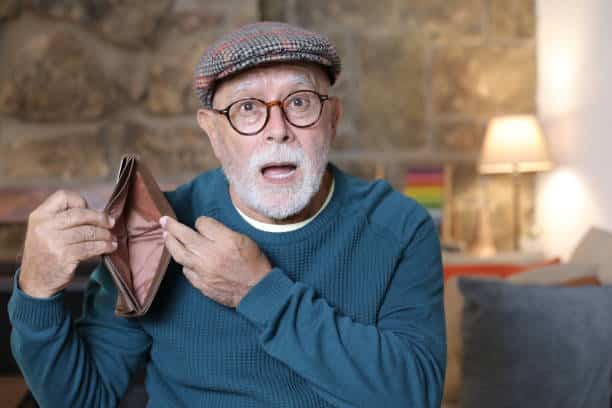 Atención pensionistas: si no haces este trámite te quitarán tu paga en abril