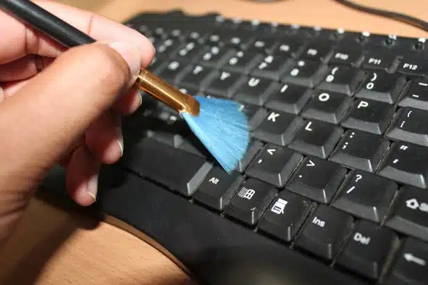 Así puedes limpiar el teclado de tu ordenador en cuestión de minutos y sin romperlo