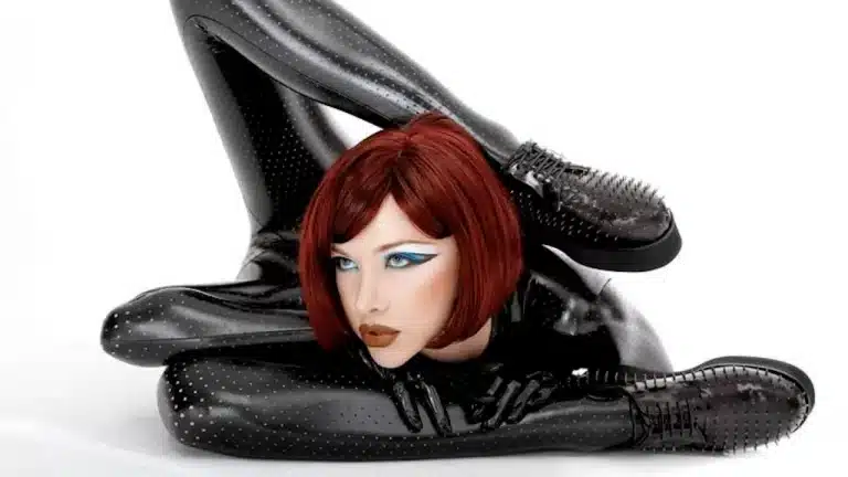 La increíble Julia Günthel, la mujer más flexible del mundo.