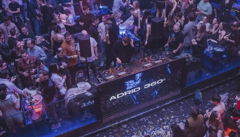 Andrea Oliva, triunfa en Madrid con una fiesta íntima y de culto en Teatro Kapital