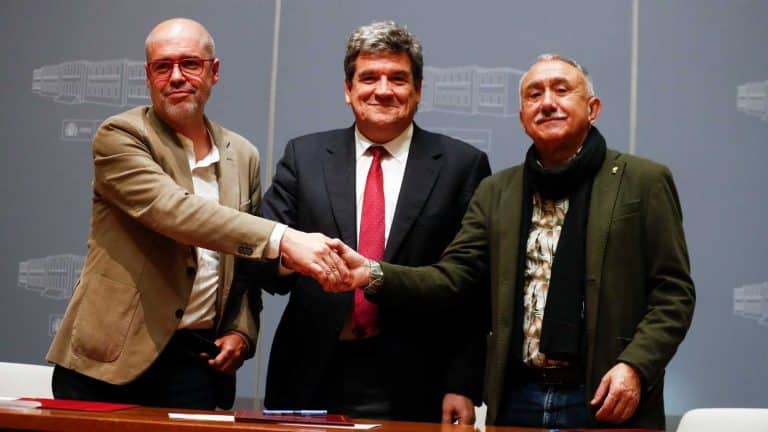 España vive al día con las pensiones sin protestas mientras que Francia arde y reforma por decreto