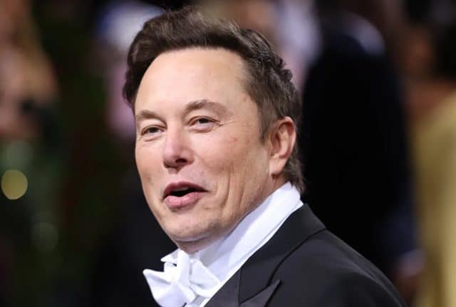 Elon Musk impide a los astrónomos observar el universo