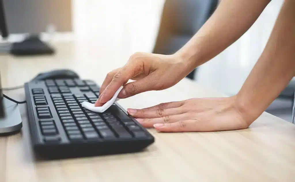 Así Puedes Limpiar El Teclado De Tu Ordenador En Cuestión De Minutos Y Sin Romperlo 92 Trucos Sencillos Para Limpiar Tu Teclado