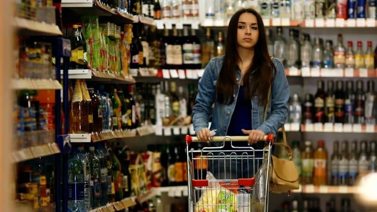 ¿Por qué nuestra fila del supermercado siempre es la más lenta?