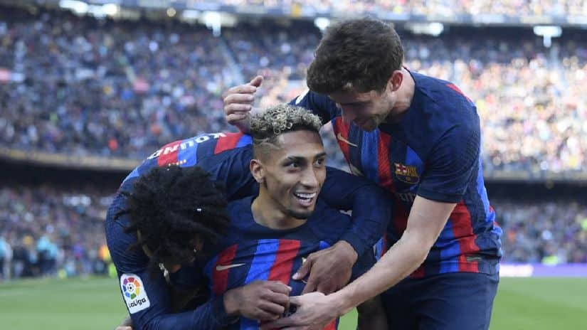 Victoria Sufrida Barcelona Gano 1 0 A Valencia Y Se Mantiene En La Cima De Laliga Santander