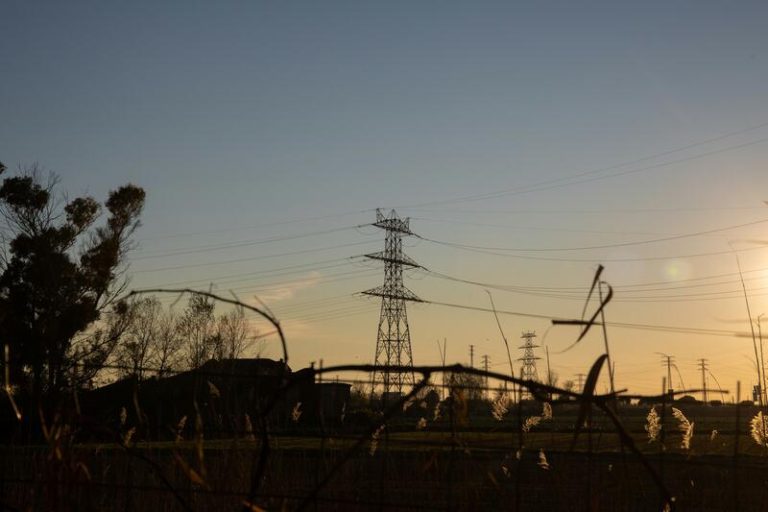 El precio de la luz repunta este sábado un 105%, hasta los 33,99 euros/MWh
