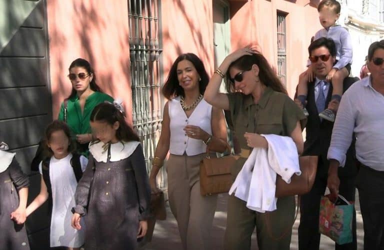Francisco Rivera y Lourdes Montes nos regalan sus imágenes más familiares en el Domingo de Ramos sevillano