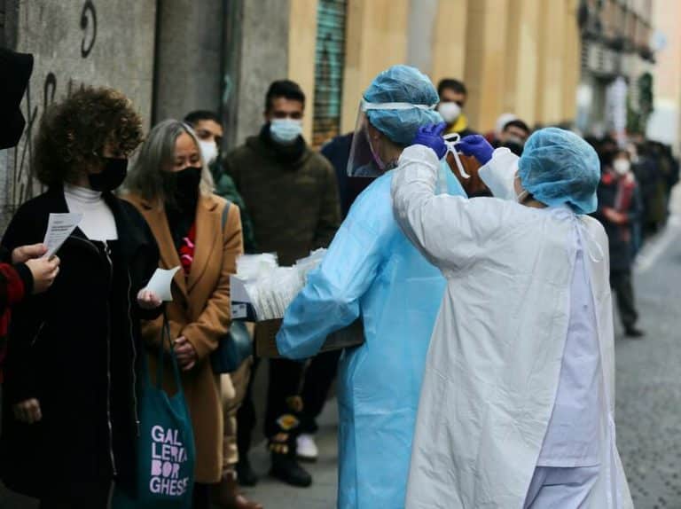 OMS y sanitarios advierten del «daño físico y psicológico» causado a profesionales en pandemia por falta de protección