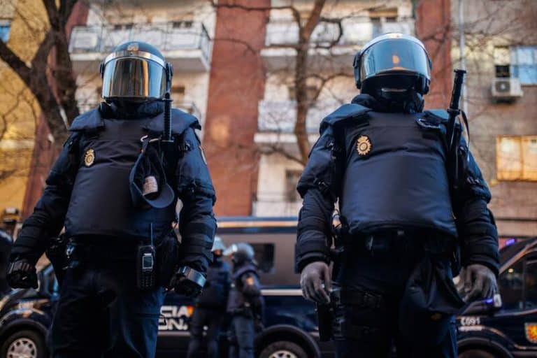 Un juez de Madrid acuerda sentar solo en el banquillo a un subinspector de la Policía por caso de ‘patada en la puerta’