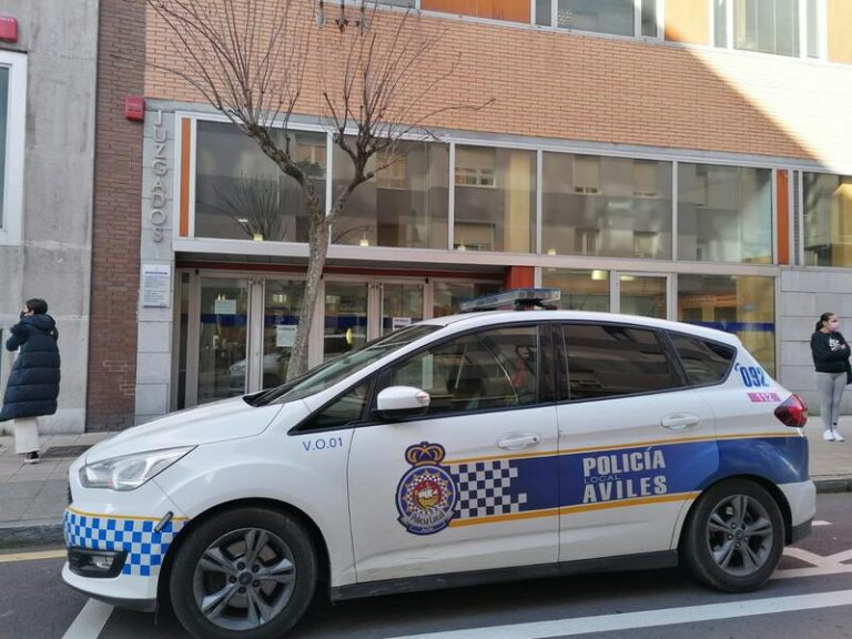 El juez dicta prisión para el abuelo de la niña cuya madre arrojó por la ventana y da la custodia al padre