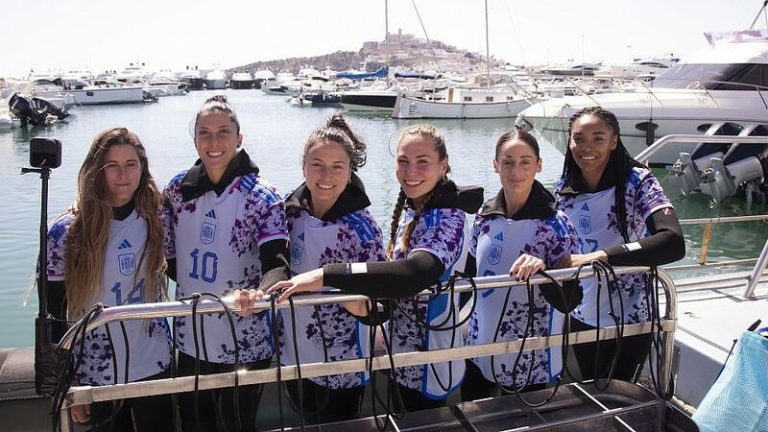 La selección presenta bajo el agua la segunda equipación para el Mundial