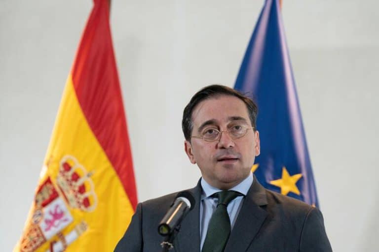 Albares aborda con su homólogo de Omán el acuerdo sobre traslado de personas condenadas en negociación