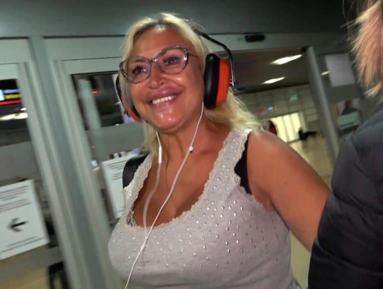 Raquel Mosquera, con una inmensa sonrisa a su llegada a España tras su expulsión de ‘Supervivientes’