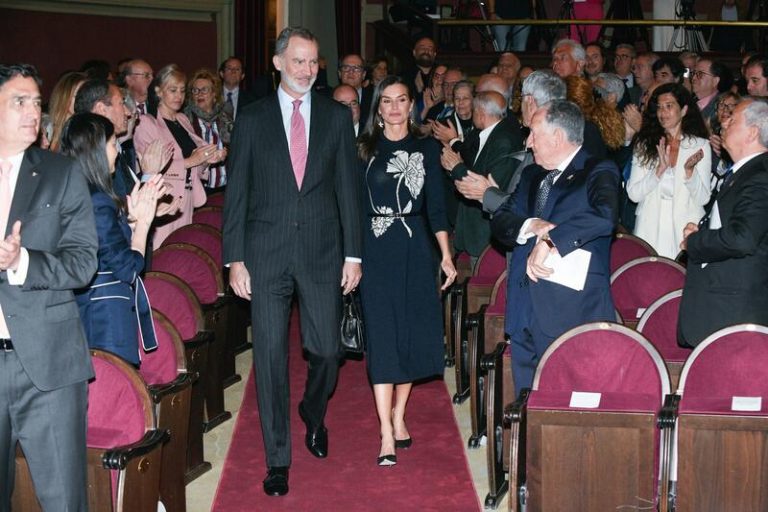 El Rey defiende las «virtudes cívicas» como «esencia de la vida democrática» en España en el Bicenternario del Ateneo