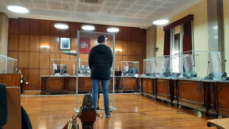 Condenado un monitor de natación a ocho meses de cárcel por una relación con una alumna menor