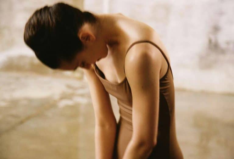 La bailarina de la Ópera de París Clémence Gross protagoniza ‘Swan’, la nueva obra de Mar Aguiló en Teatros del Canal