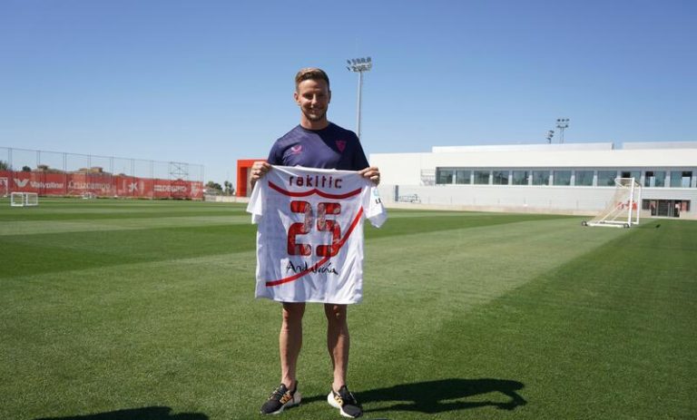 El Sevilla dona reliquias de Rakitic y Bono al museo ‘Legends, The Home of Football’ de LaLiga