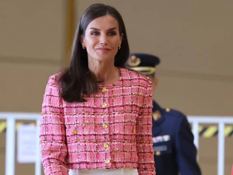 La Reina Letizia estrena la chaqueta perfecta para los looks de entretiempo: Rosa, corta y de tweed