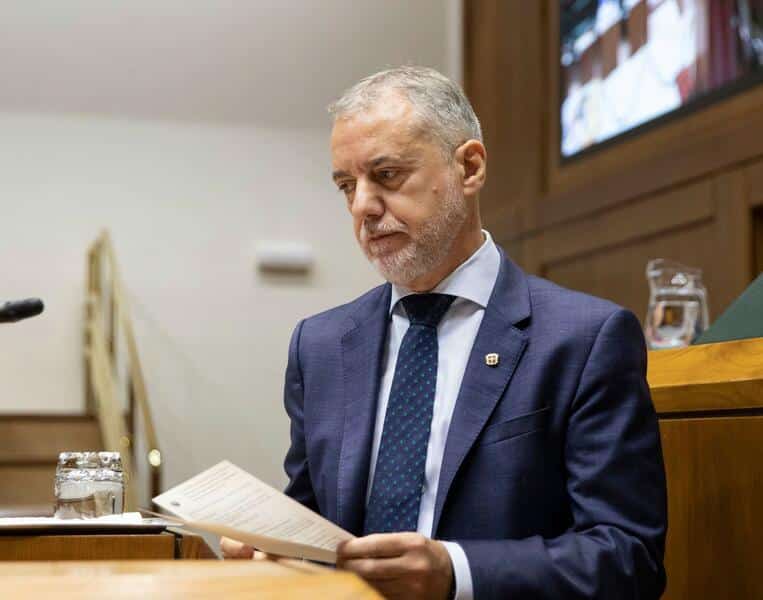 Urkullu advierte de que no aceptará «ningún tipo de equívoco o confusión entre víctimas del terrorismo y victimarios»