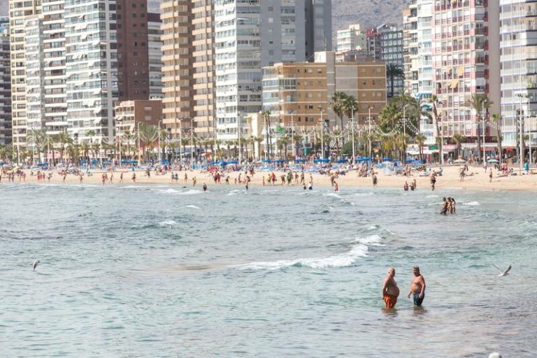 La AMT Sol y Playa traslada al Gobierno su propuesta de definición de ‘Municipio Turístico’