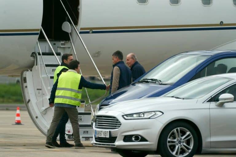 El rey emérito abandona Vitoria tras su visita por motivos médicos y parte en avión privado desde Foronda