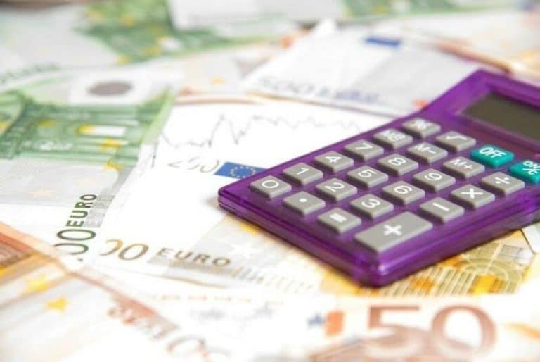 Una mujer se enfrenta a 7 años de cárcel por extorsionar 600.000 euros a su amiga fingiendo ser un abogado y una mafia