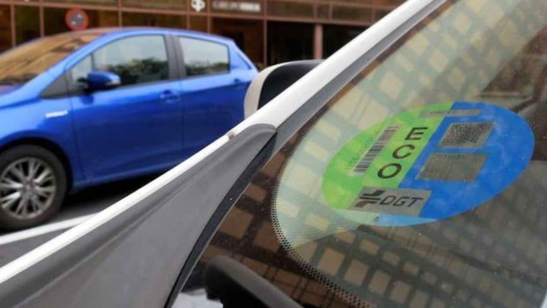 DGT: así debes colocar las pegatinas del parabrisas para que no te multen