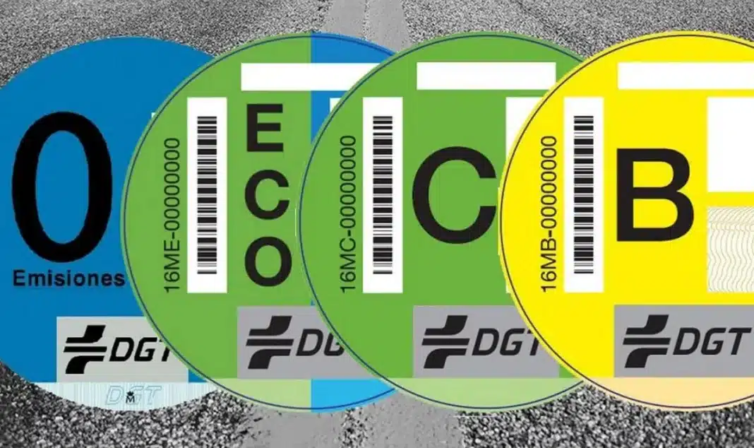 DGT: así debes colocar las pegatinas del parabrisas para que no te multen