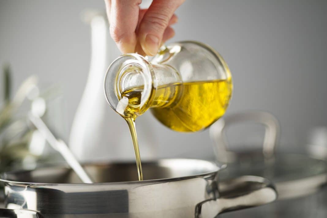 En una olla coloca aceite de oliva y la cebolla