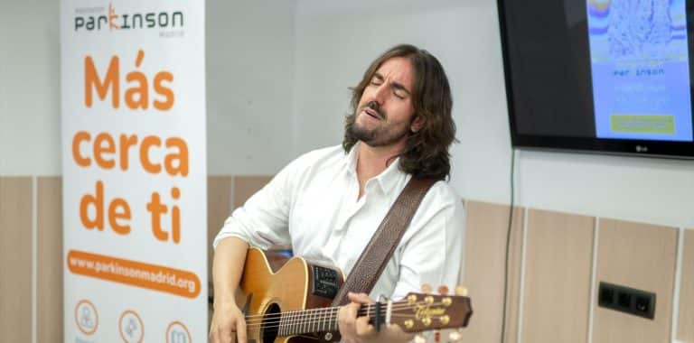 Andrés Suárez estrena el videoclip de Valientes con motivo del Día del Párkinson: «el vídeo más hermoso de mi carrera»
