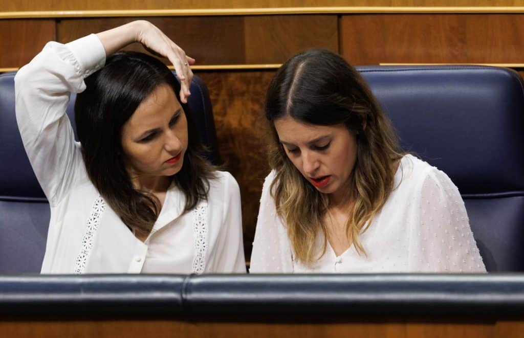 Las Bases De Podemos Deciden Su Autonomía Frente A Los Vetos Yolanda Díaz 1 Ione Belarra E Irene Montero, Líderes De Podemos, Tratan De Aferrarse A Los Ministerios