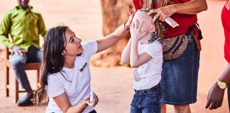 ISDIN envía a dermatólogos de todo el mundo a Mozambique para combatir el cáncer de piel en personas con albinismo