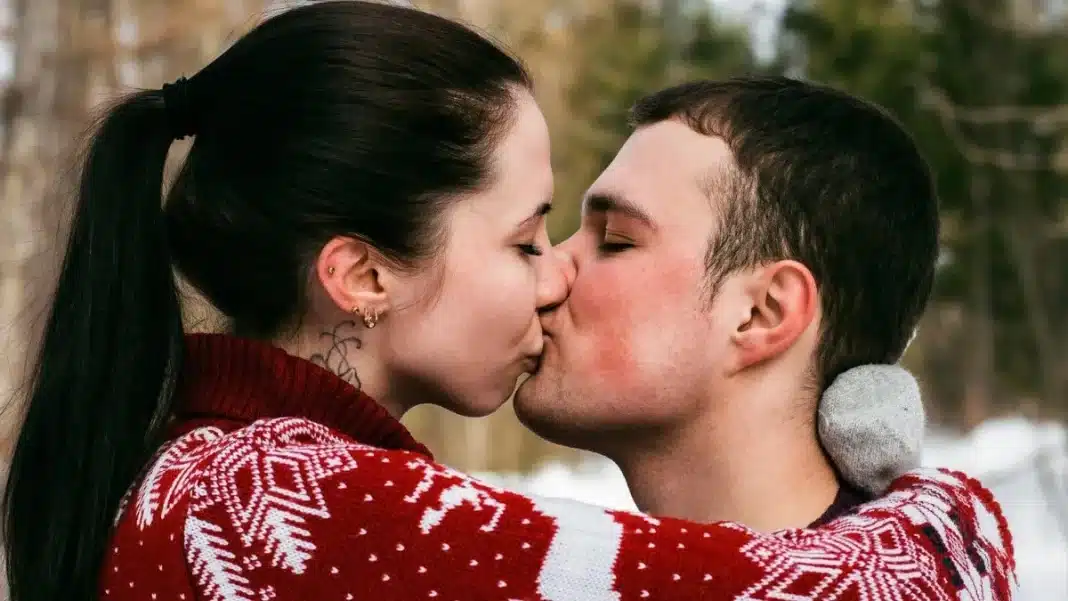 La importancia de los besos en las relaciones de pareja, según los expertos