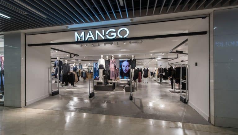 La falda satinada de Mango que triunfa esta primavera y solo cuesta 20 euros