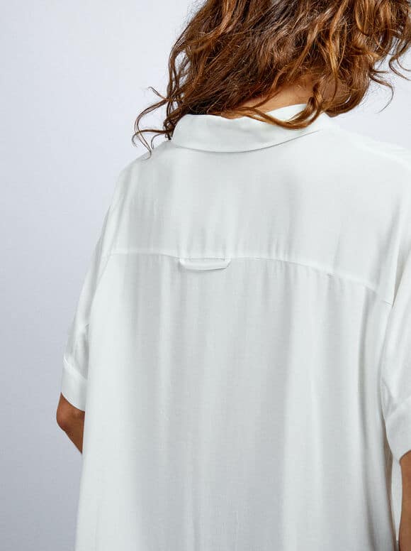 Camisa Blanca Manga Corta Con Cuello De Solapa Y Cierre Frontal Con Botones