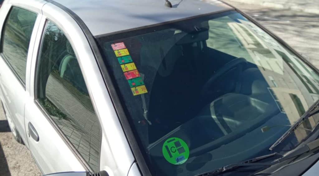 Dgt: Así Debes Colocar Las Pegatinas Del Parabrisas Para Que No Te Multen