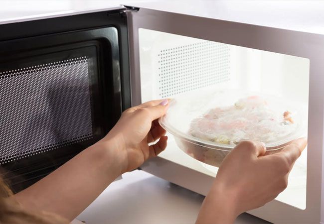 ¿Por Qué No Se Deben Calentar Los Alimentos En Envases No Aptos Para Microondas?