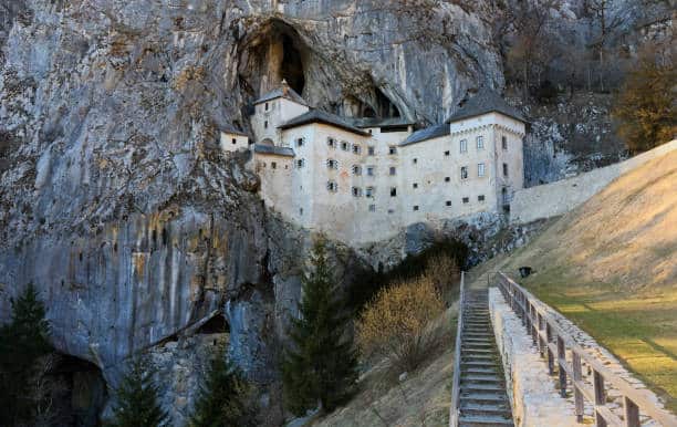 Pueblos del mundo con castillos: Predjama, Eslovenia