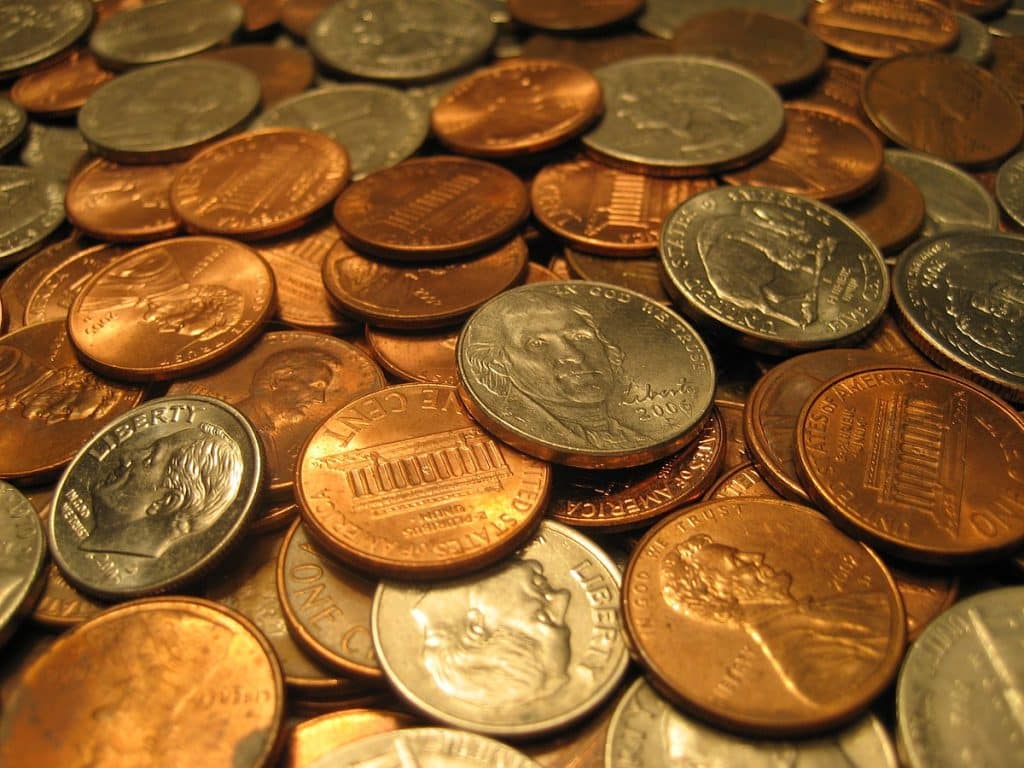 Monedas, Libros Y Objetos Olvidados En Un Cajón, No Son Trastos Viejos