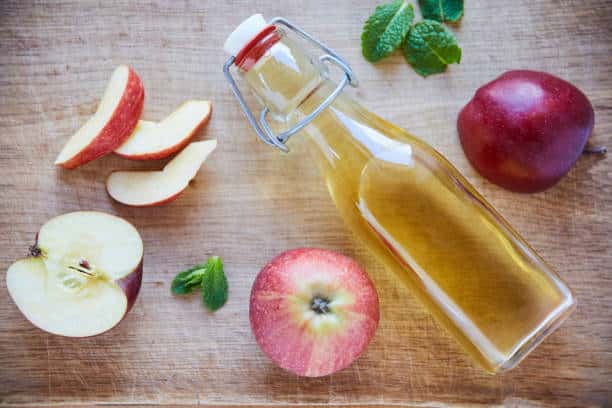 Vinagre de manzana con un vaso de agua