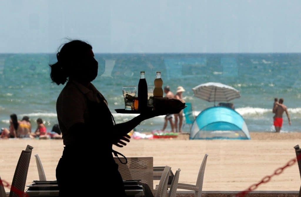 Una Camarera Denuncia A Los Turistas Que Exigen Que Les Atiendan En Inglés En Madrid: &Quot;¿Perdón?&Quot; 1 Un Camarero Reclama Sus Horas Extras Y La Respuesta De Su Jefe Indigna A Las Redes