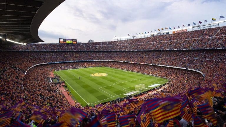 El Barcelona defiende que el aficionado que quitó la bandera del ‘Atleti’ lo hizo para que no tapara la publicidad de Spotify